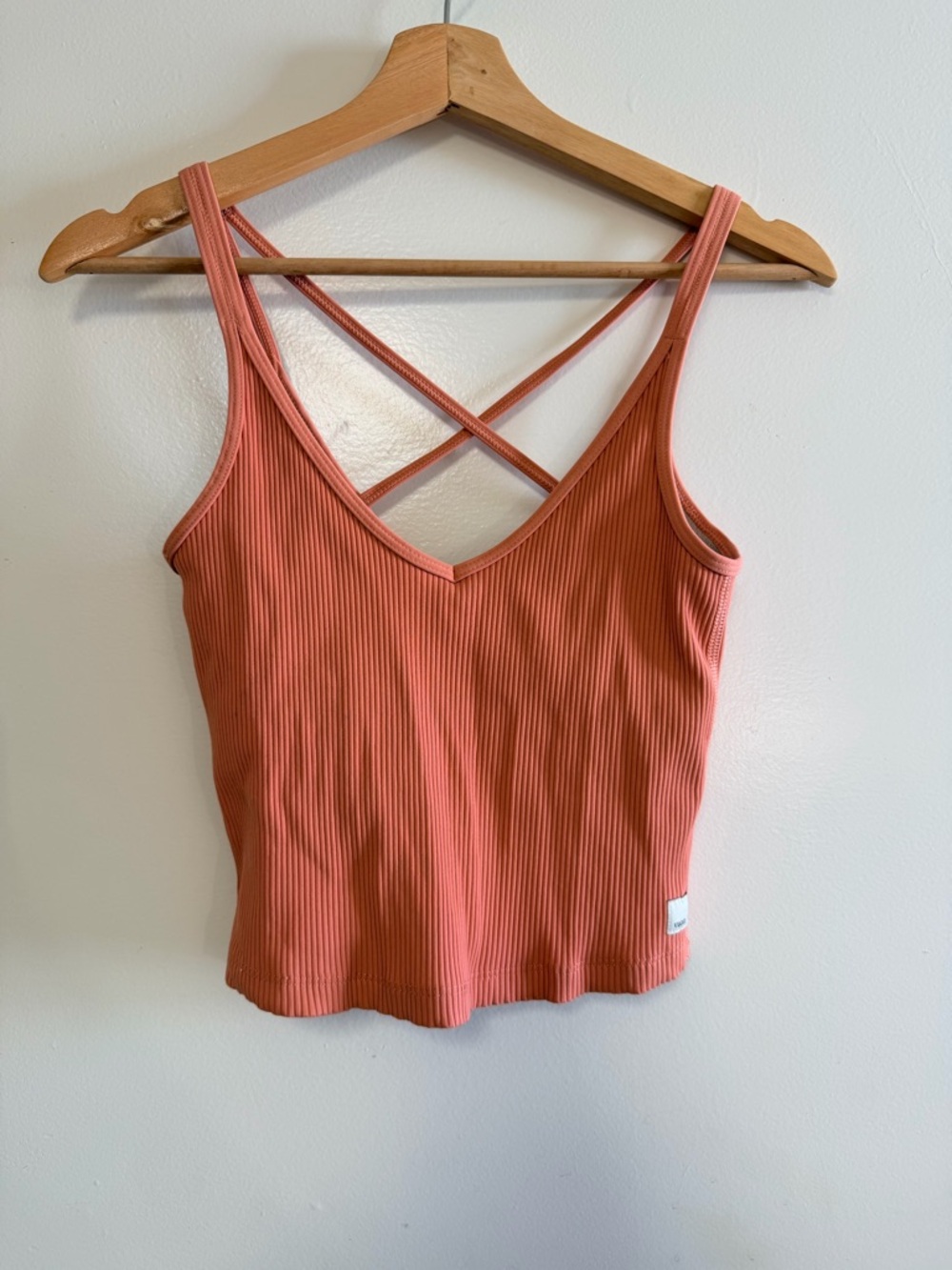 Vuori Ribbed V-Neck Cropped Top Coral Peach Small Athletic Active